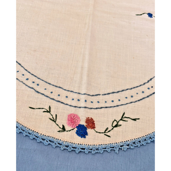 Vintage Embroidered French knot Floral, Scarf Oval Crochet Edge Floral 1950 - Picture 12 of 15